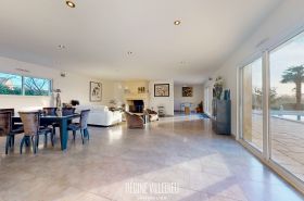 Villa avec piscine et jardin