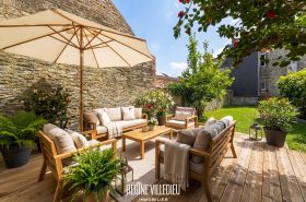 Maison de ville rénovée avec jardin proche du centre