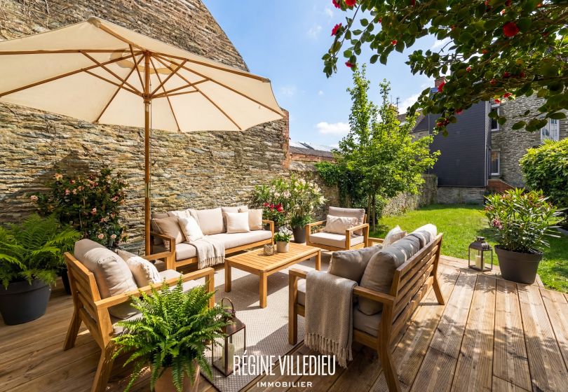 Maison de ville rénovée avec jardin proche du centre