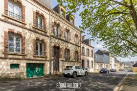 Maison de ville rénovée avec jardin proche du centre