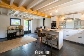 Maison avec jardin sur les hauteurs