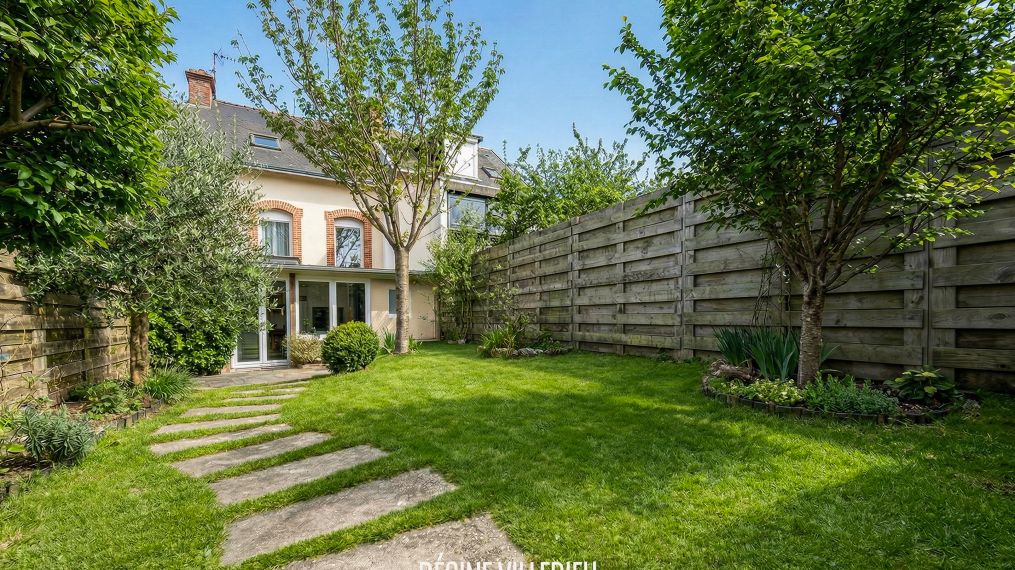 Maison avec jardin sur les hauteurs