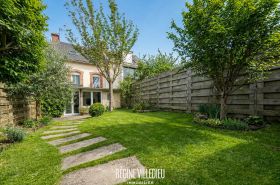 Maison avec jardin sur les hauteurs