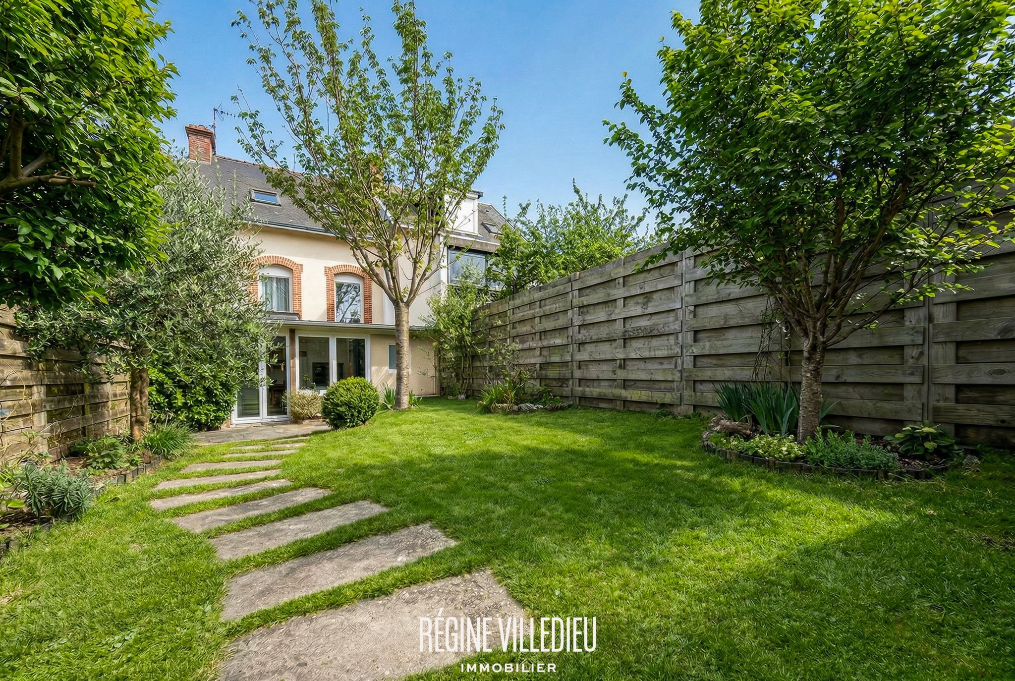 Maison avec jardin sur les hauteurs