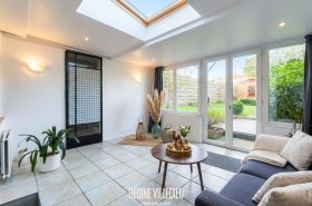 Maison avec jardin sur les hauteurs