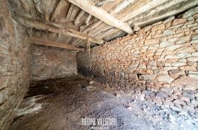 Granges en pierre proche de la mer