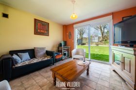 Maison à la campagne avec jardin et garage