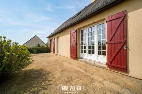 Maison à la campagne avec jardin et garage