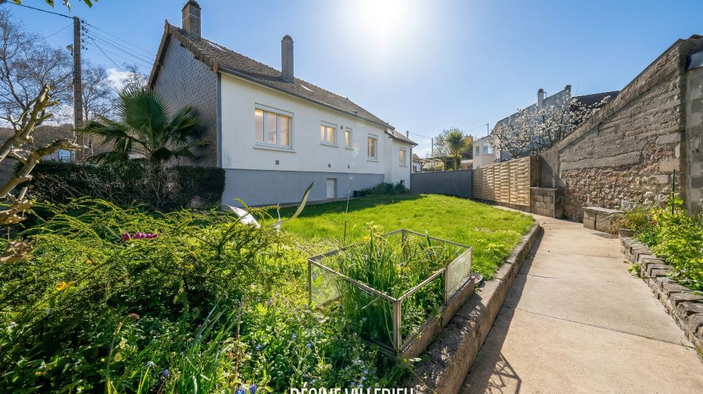 Maison de plain-pied avec garage et jardin