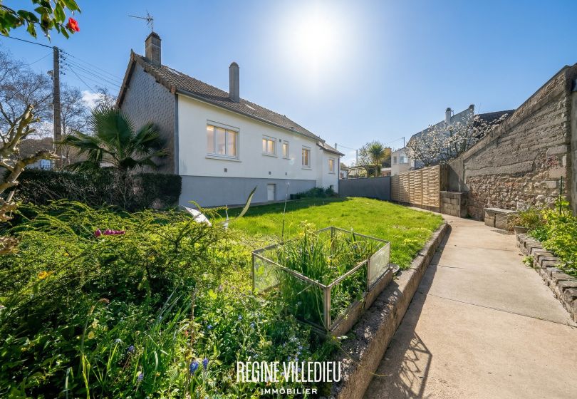 Maison de plain-pied avec garage et jardin