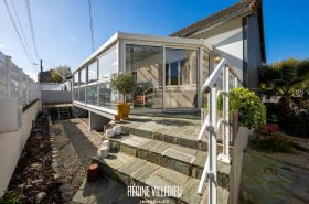 Maison de plain-pied avec garage et jardin