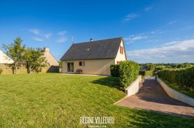 Maison à la campagne avec jardin et garage