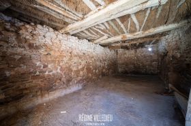 Granges en pierre proche de la mer