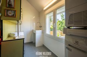 Maison de plain-pied avec garage et jardin