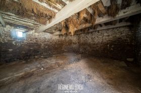 Granges en pierre proche de la mer