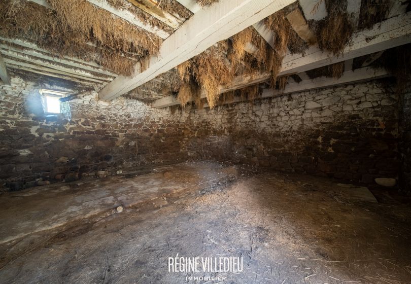 Granges en pierre proche de la mer