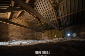 Granges en pierre proche de la mer