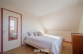 Maison à la campagne avec jardin et garage