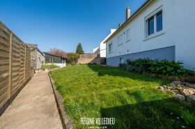 Maison de plain-pied avec garage et jardin