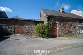 Granges en pierre proche de la mer