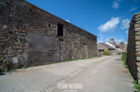 Granges en pierre proche de la mer