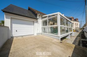 Maison de plain-pied avec garage et jardin
