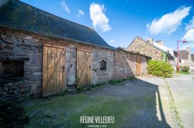 Granges en pierre proche de la mer