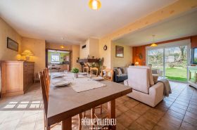 Maison à la campagne avec jardin et garage