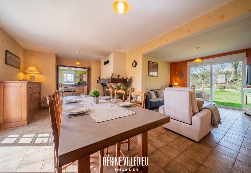 Maison à la campagne avec jardin et garage