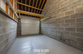 Maison de plain-pied avec garage et jardin