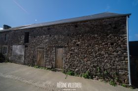 Granges en pierre proche de la mer