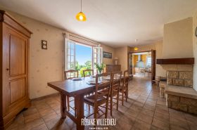 Maison à la campagne avec jardin et garage