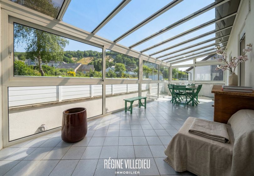 Maison de plain-pied avec garage et jardin