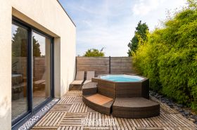 Maison avec garage et jardin