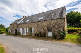 Maison en pierre avec jardin et garage double
