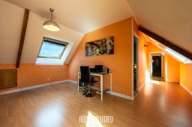 Maison en pierre avec jardin et garage double