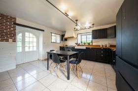 Maison en pierre avec jardin et garage double