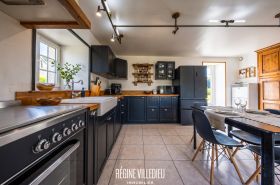 Maison en pierre avec jardin et garage double