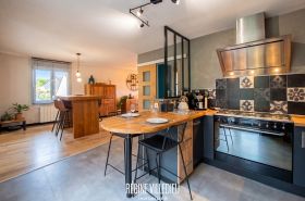 Maison avec garage et jardin