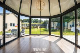 Maison en pierre avec jardin et garage double