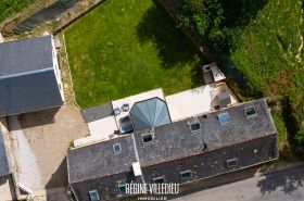 Maison en pierre avec jardin et garage double