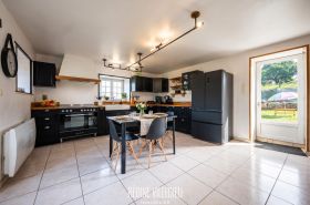 Maison en pierre avec jardin et garage double