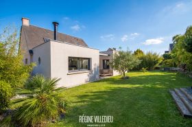 Maison avec garage et jardin