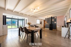 Maison en pierre avec jardin et garage double