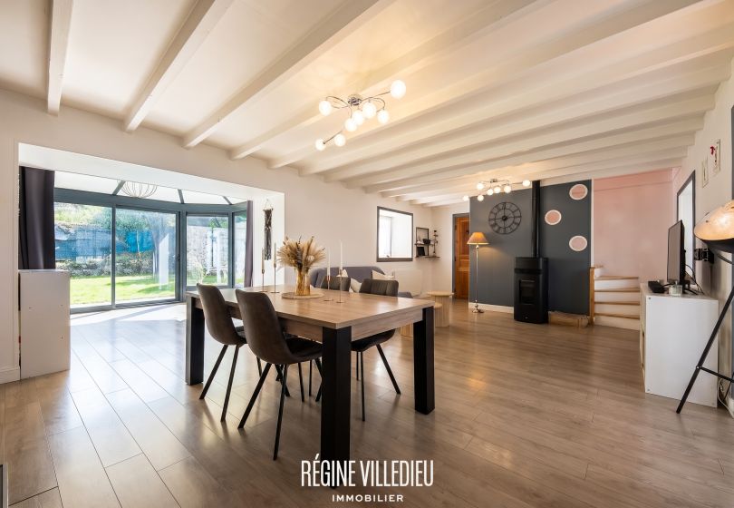 Maison en pierre avec jardin et garage double