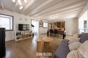Maison en pierre avec jardin et garage double