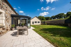 Maison en pierre avec jardin et garage double