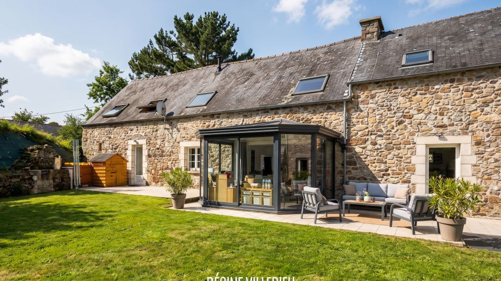 Maison en pierre avec jardin et garage double