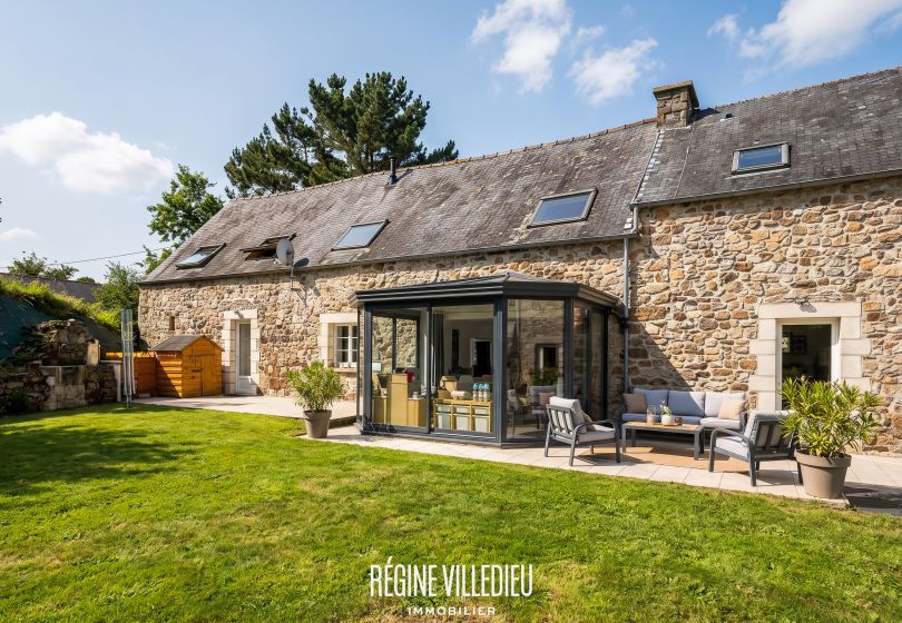 Maison en pierre avec jardin et garage double