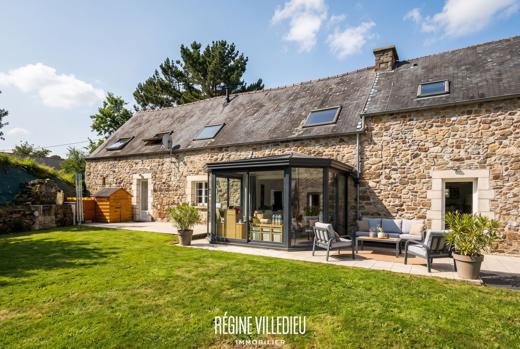 Maison en pierre avec jardin et garage double